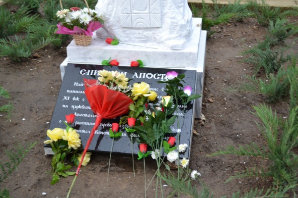 Вдигнаха паметник на Енинския апостол в с.Енина