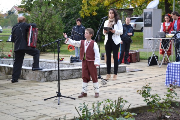 Вдигнаха паметник на Енинския апостол в с.Енина
