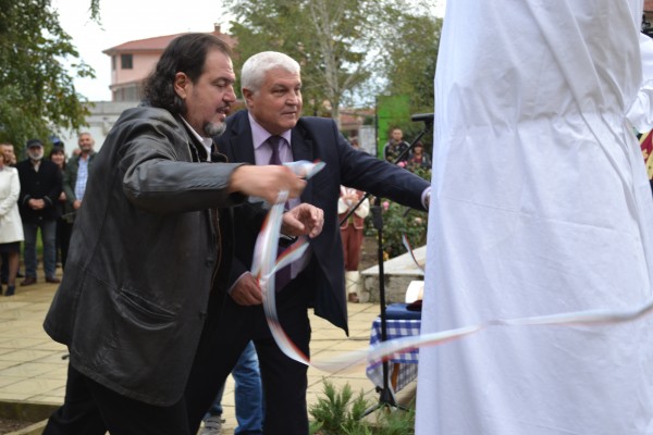 Вдигнаха паметник на Енинския апостол в с.Енина