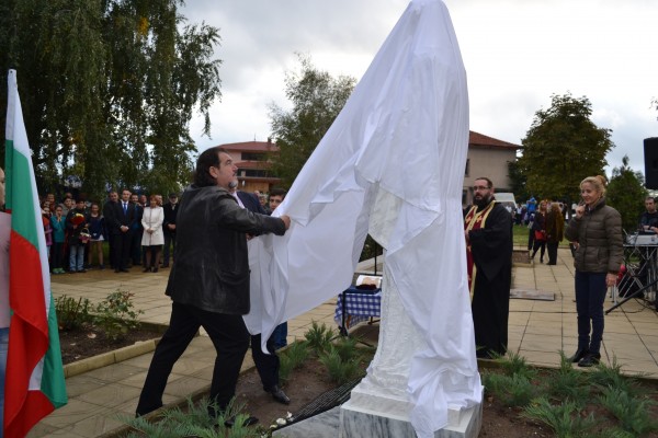 Вдигнаха паметник на Енинския апостол в с.Енина