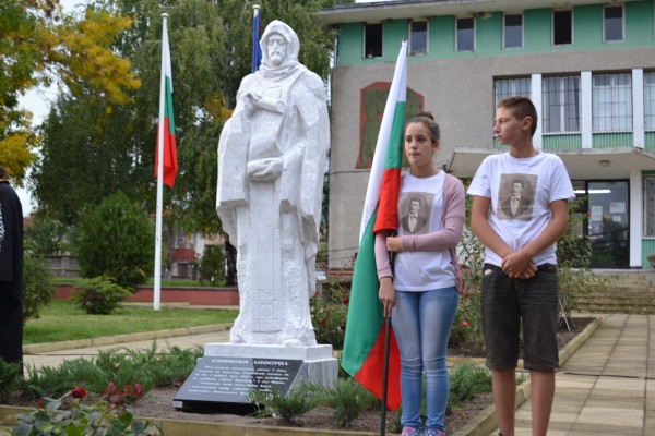 Вдигнаха паметник на Енинския апостол в с.Енина