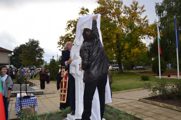 Вдигнаха паметник на Енинския апостол в с.Енина