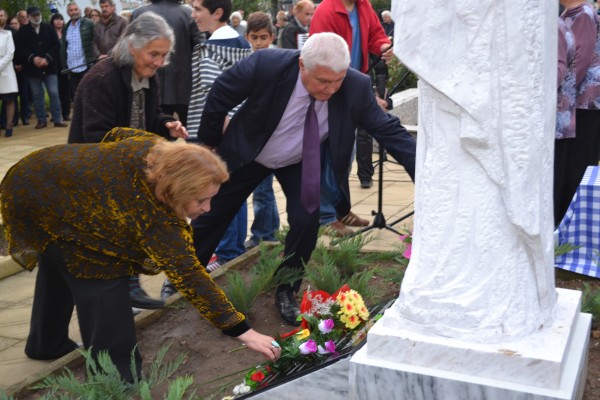 Вдигнаха паметник на Енинския апостол в с.Енина