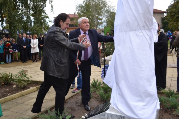 Вдигнаха паметник на Енинския апостол в с.Енина