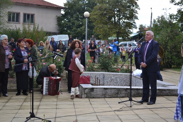 Вдигнаха паметник на Енинския апостол в с.Енина