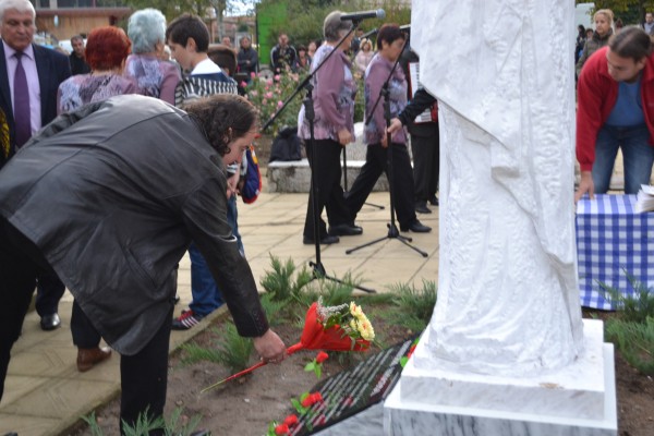 Вдигнаха паметник на Енинския апостол в с.Енина