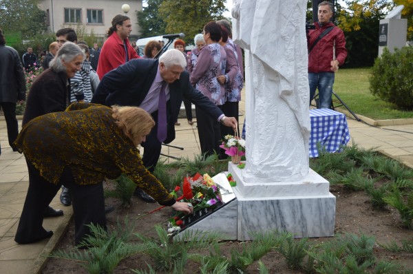 В Енина откриха паметник на Енинския апостол