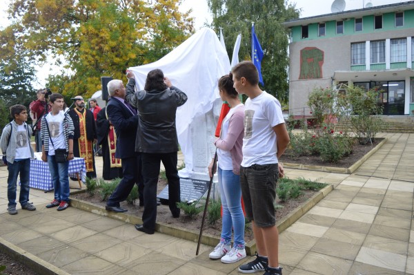 В Енина откриха паметник на Енинския апостол