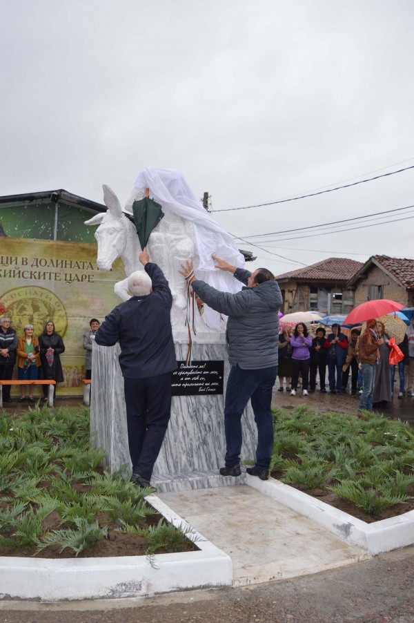 Паметник на Бай Ганьо бе открит в казанлъшкото с. Енина