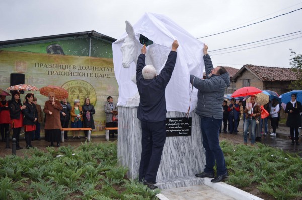 Паметник на Бай Ганьо бе открит в казанлъшкото с. Енина