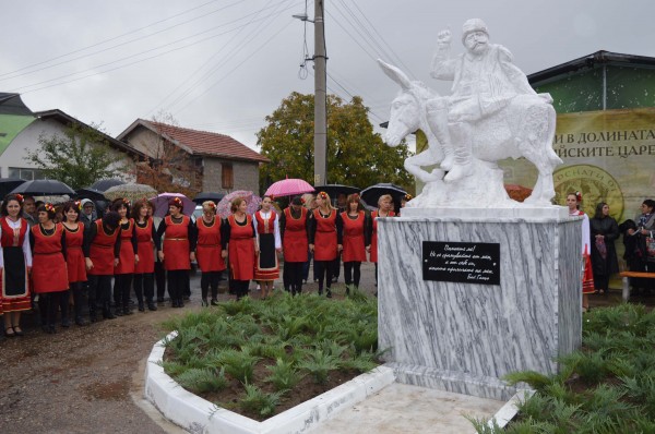 Паметник на Бай Ганьо бе открит в казанлъшкото с. Енина / Новини от Казанлък