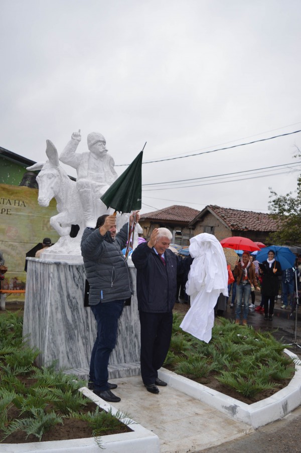 Паметник на Бай Ганьо бе открит в казанлъшкото с. Енина