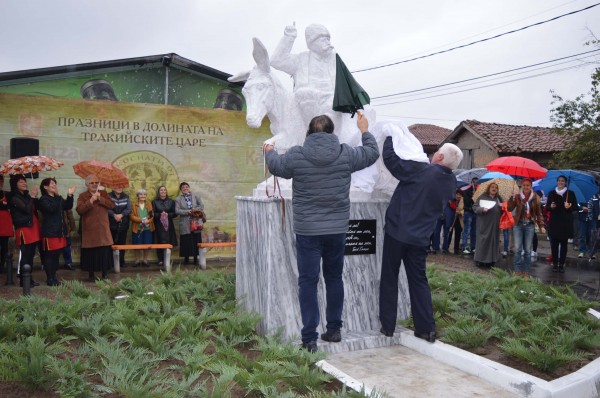 Паметник на Бай Ганьо бе открит в казанлъшкото с. Енина