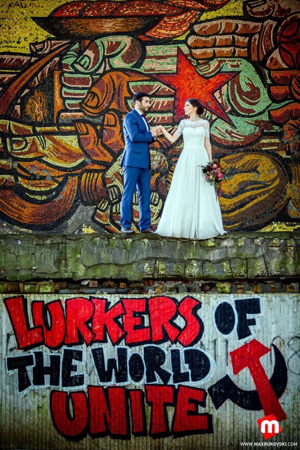 Екстравагантна сватбена фотосесия направиха казанлъчани в паметника на Бузлуджа