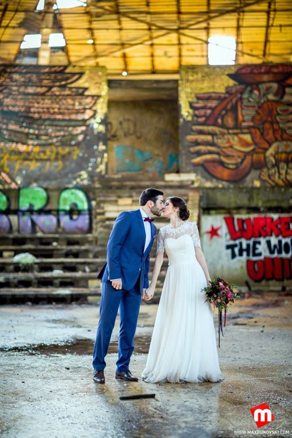 Екстравагантна сватбена фотосесия направиха казанлъчани в паметника на Бузлуджа