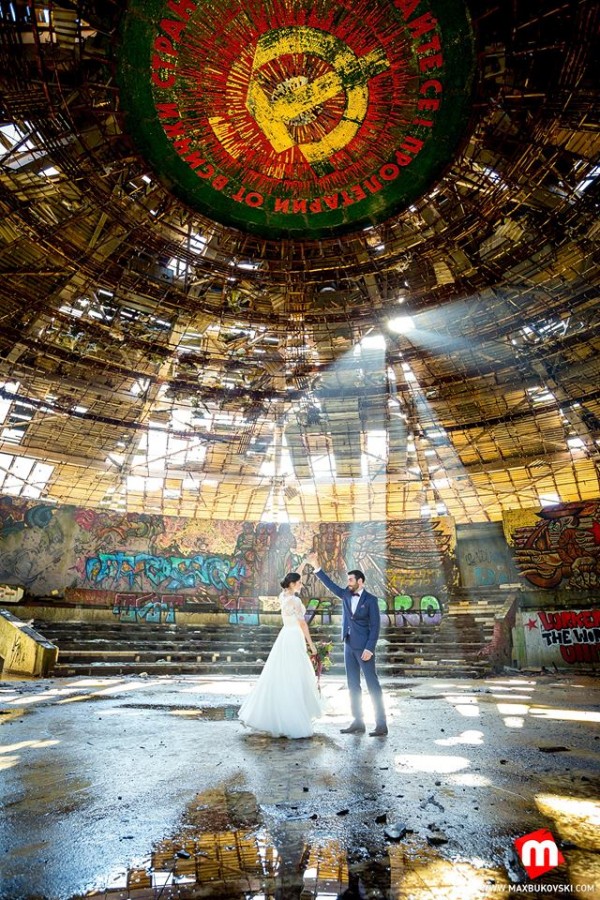 Екстравагантна сватбена фотосесия направиха казанлъчани в паметника на Бузлуджа