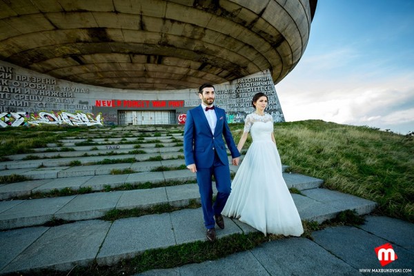 Екстравагантна сватбена фотосесия направиха казанлъчани в паметника на Бузлуджа