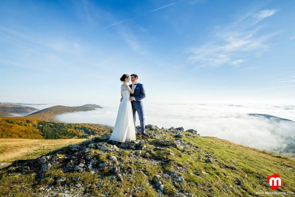 Екстравагантна сватбена фотосесия направиха казанлъчани в паметника на Бузлуджа