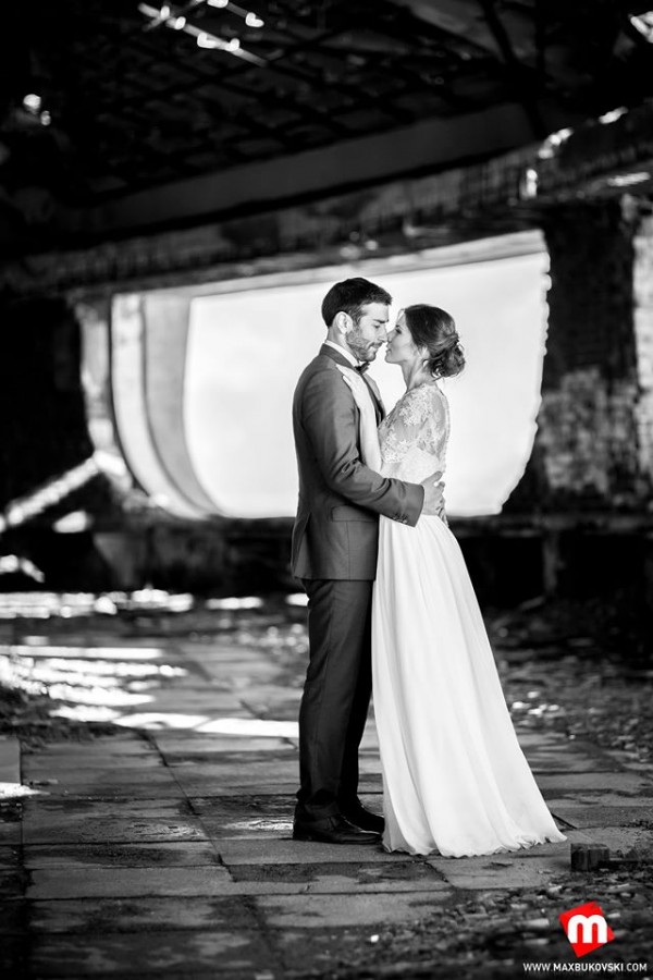 Екстравагантна сватбена фотосесия направиха казанлъчани в паметника на Бузлуджа