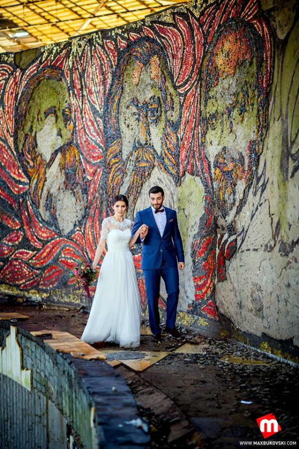 Екстравагантна сватбена фотосесия направиха казанлъчани в паметника на Бузлуджа