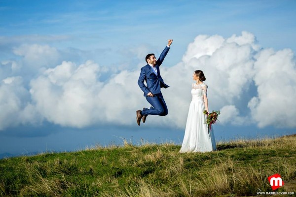 Екстравагантна сватбена фотосесия направиха казанлъчани в паметника на Бузлуджа