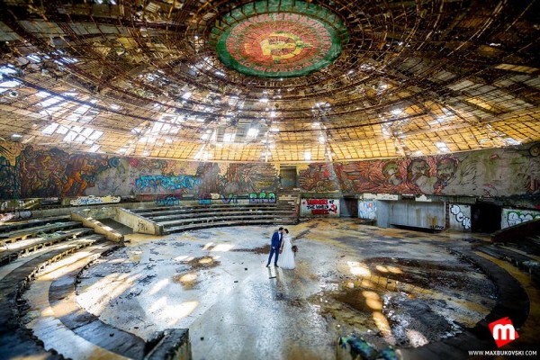 Екстравагантна сватбена фотосесия направиха казанлъчани в паметника на Бузлуджа