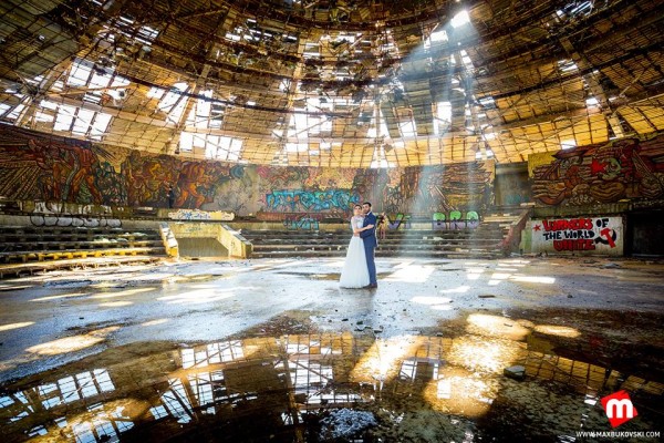 Екстравагантна сватбена фотосесия направиха казанлъчани в паметника на Бузлуджа