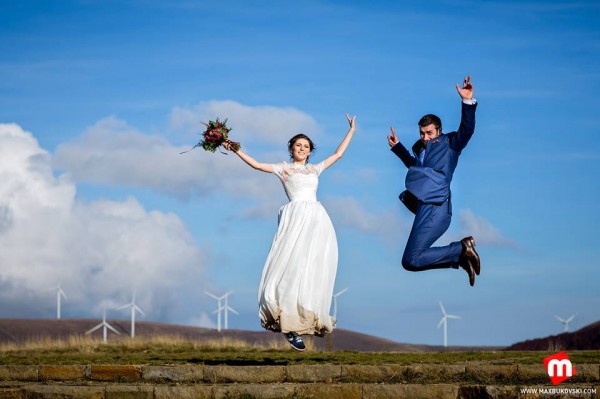 Екстравагантна сватбена фотосесия направиха казанлъчани в паметника на Бузлуджа