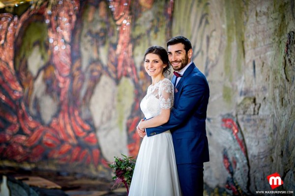 Екстравагантна сватбена фотосесия направиха казанлъчани в паметника на Бузлуджа