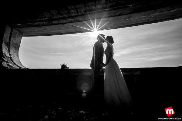 Екстравагантна сватбена фотосесия направиха казанлъчани в паметника на Бузлуджа