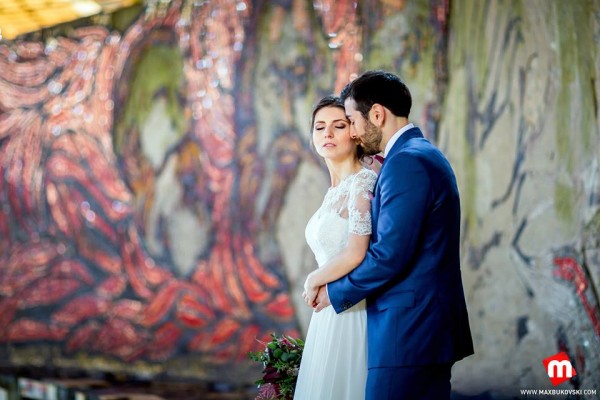 Екстравагантна сватбена фотосесия направиха казанлъчани в паметника на Бузлуджа