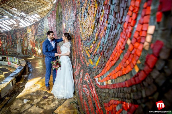 Екстравагантна сватбена фотосесия направиха казанлъчани в паметника на Бузлуджа