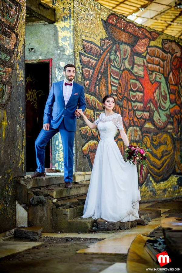 Екстравагантна сватбена фотосесия направиха казанлъчани в паметника на Бузлуджа