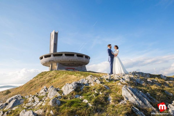 Екстравагантна сватбена фотосесия направиха казанлъчани в паметника на Бузлуджа