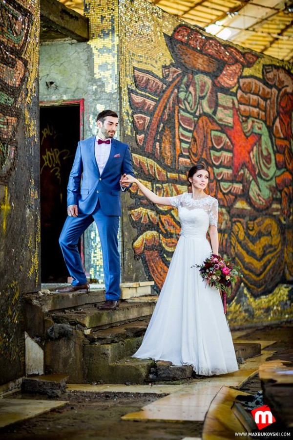 Екстравагантна сватбена фотосесия направиха казанлъчани в паметника на Бузлуджа