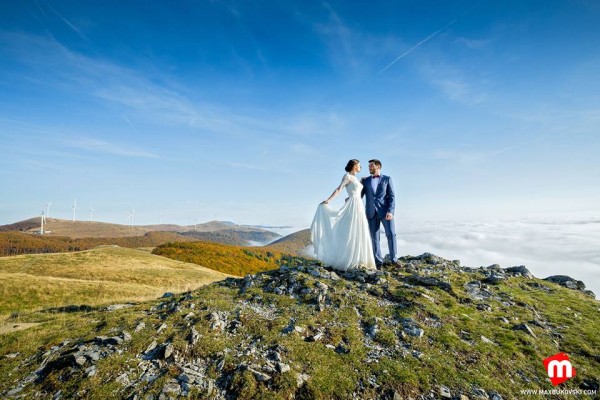 Екстравагантна сватбена фотосесия направиха казанлъчани в паметника на Бузлуджа