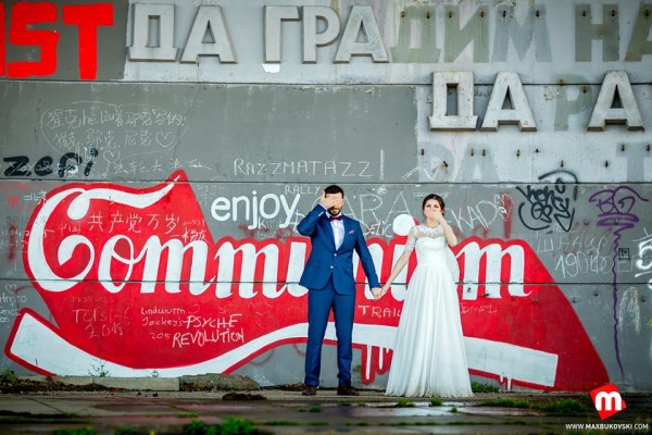 Екстравагантна сватбена фотосесия направиха казанлъчани в паметника на Бузлуджа