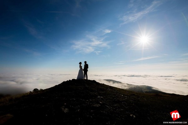 Екстравагантна сватбена фотосесия направиха казанлъчани в паметника на Бузлуджа