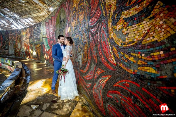 Екстравагантна сватбена фотосесия направиха казанлъчани в паметника на Бузлуджа