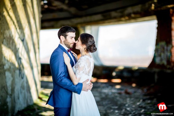 Екстравагантна сватбена фотосесия направиха казанлъчани в паметника на Бузлуджа