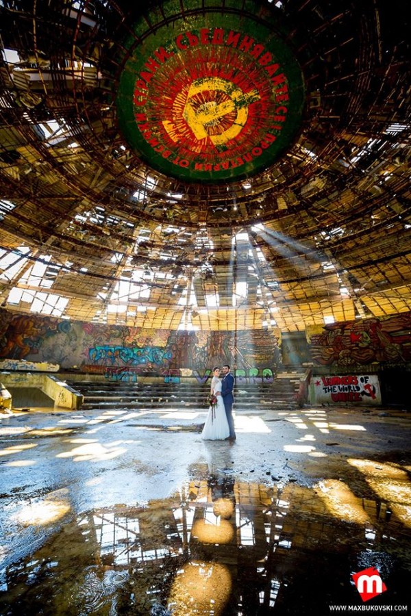 Екстравагантна сватбена фотосесия направиха казанлъчани в паметника на Бузлуджа