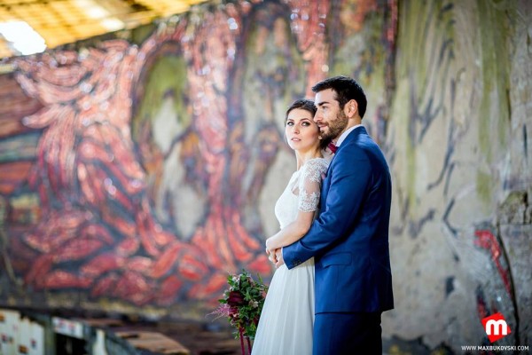 Екстравагантна сватбена фотосесия направиха казанлъчани в паметника на Бузлуджа