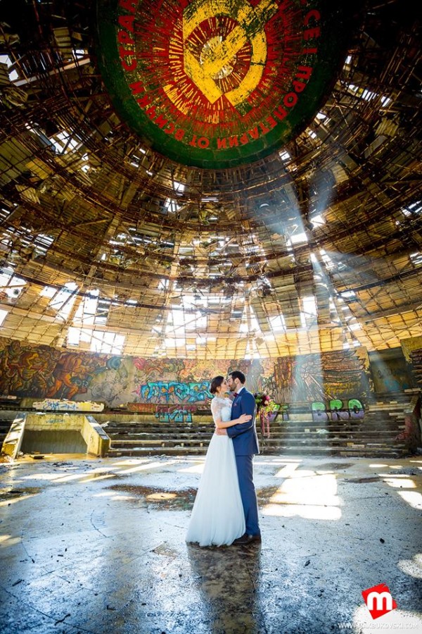 Екстравагантна сватбена фотосесия направиха казанлъчани в паметника на Бузлуджа