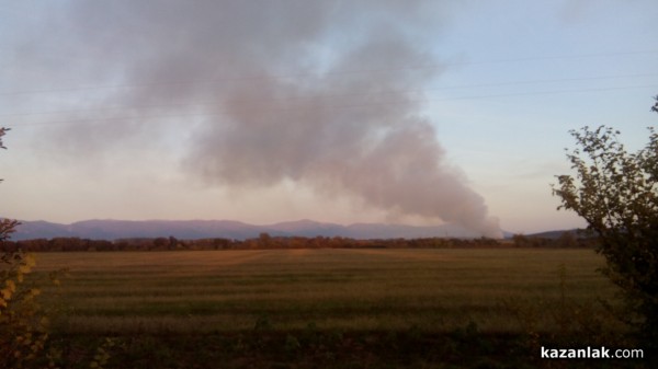 Гъст черен дим се стеле над Долно Сахране (снимки)