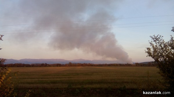 Гъст черен дим се стеле над Долно Сахране (снимки)