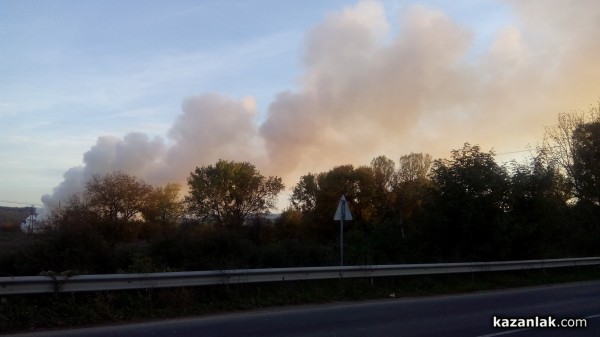 Гъст черен дим се стеле над Долно Сахране (снимки)