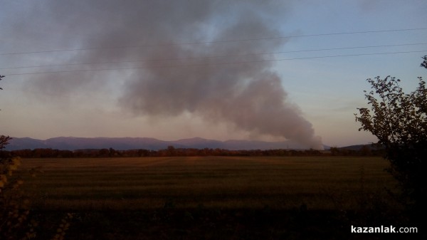 Гъст черен дим се стеле над Долно Сахране (снимки)