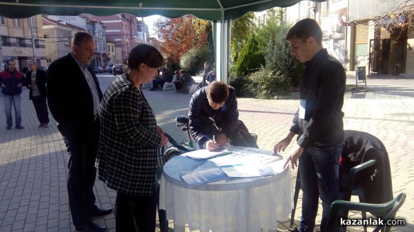 Подписка за референдума на Слави от днес и в Казанлък