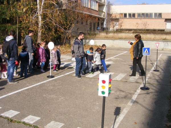 Да бъдем добронамерени и толерантни на пътя апелират ученици от ПГТТМ