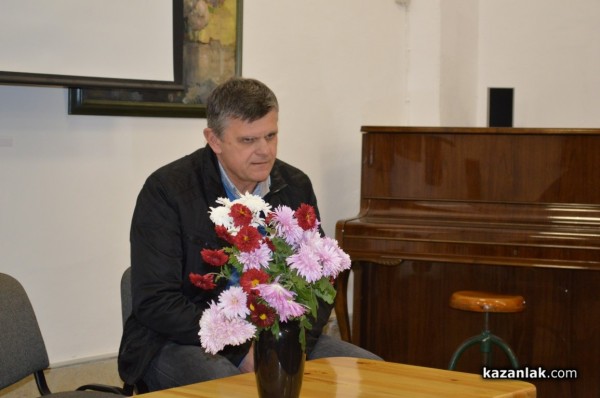 Авиационни книги и филм представиха в Казанлък